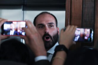 Eduardo Bolsonaro figura no BNMP com mandado de prisão e pena pendente de cumprimento