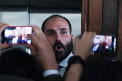 Eduardo Bolsonaro figura no BNMP com mandado de prisão e pena pendente de cumprimento