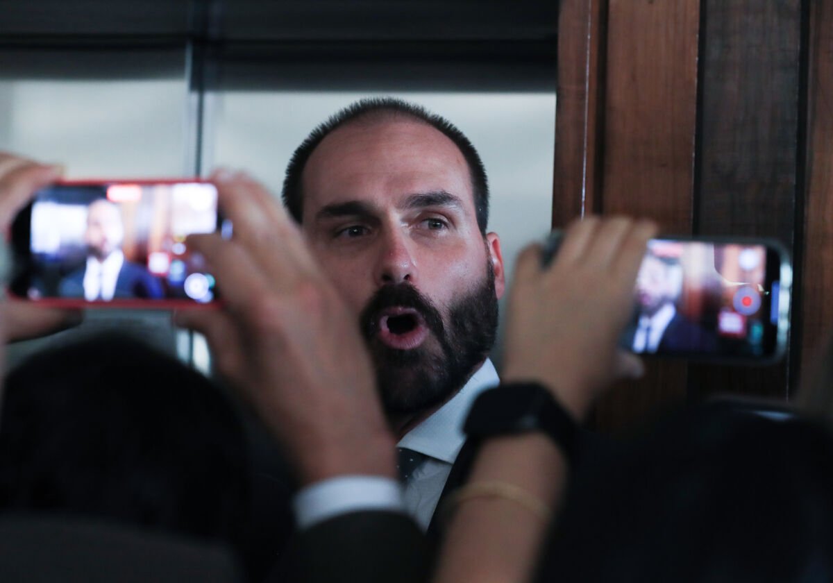 Eduardo Bolsonaro figura no BNMP com mandado de prisão e pena pendente de cumprimento