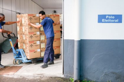 Eleitor com deficiência ou acompanhado por criança tem direitos específicos na urna eletrônica