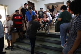 Eleitores com mais de 70 anos aumentam presença nas urnas e abstenção cai no 1º turno