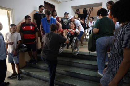 Eleitores com mais de 70 anos aumentam presença nas urnas e abstenção cai no 1º turno