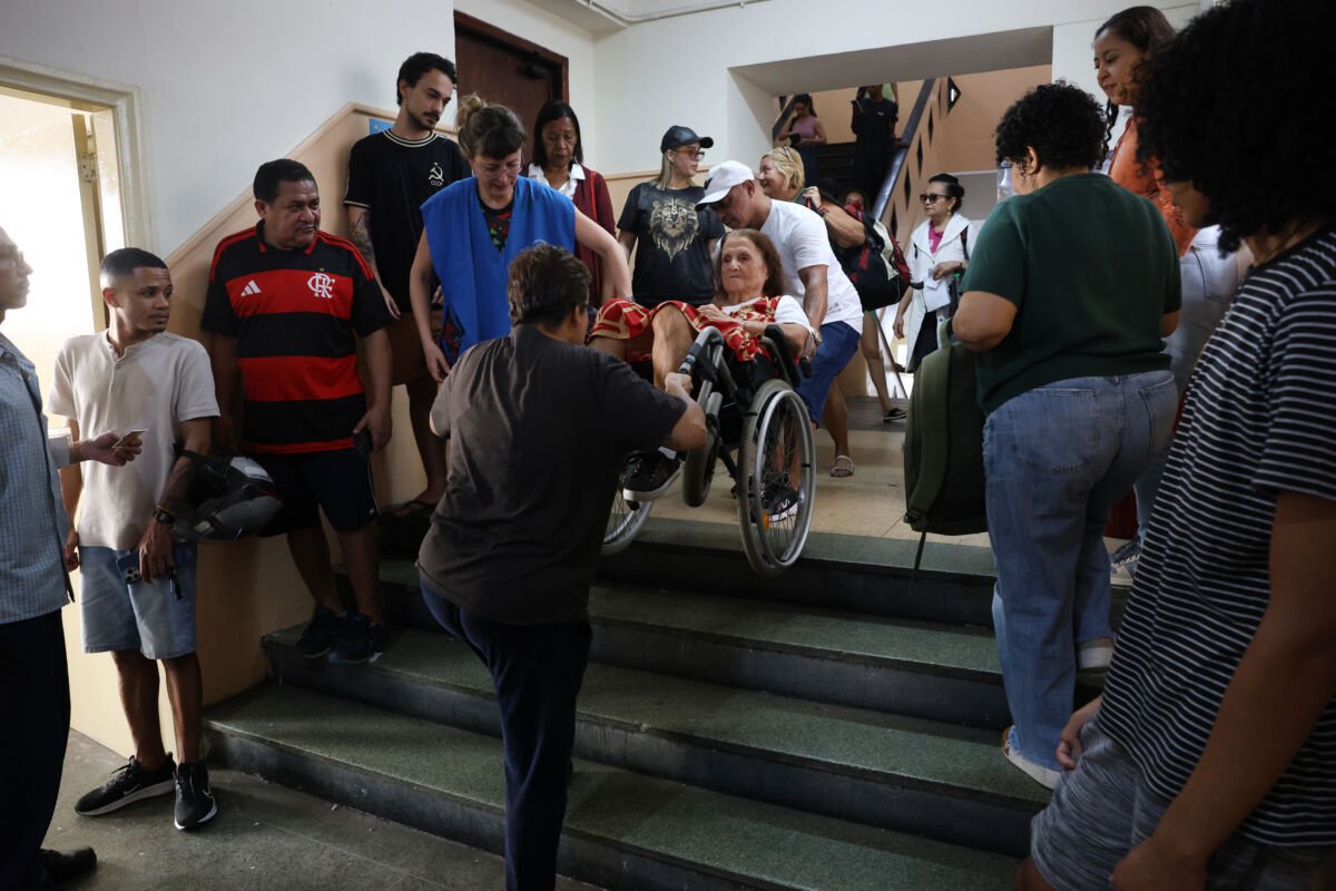 Eleitores com mais de 70 anos aumentam presença nas urnas e abstenção cai no 1º turno