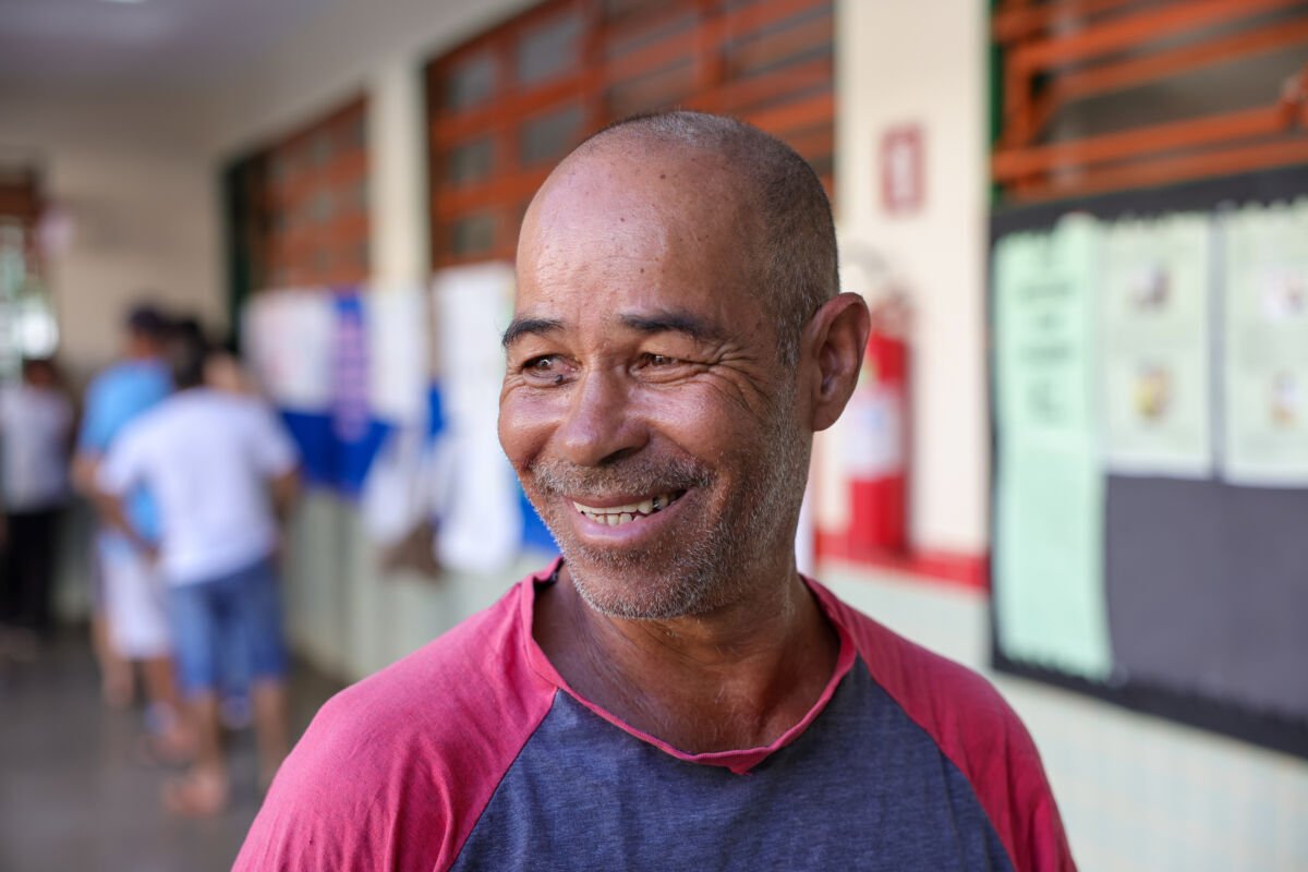 Eleitores do Distrito Federal ocupam seções eleitorais nas primeiras horas deste domingo
