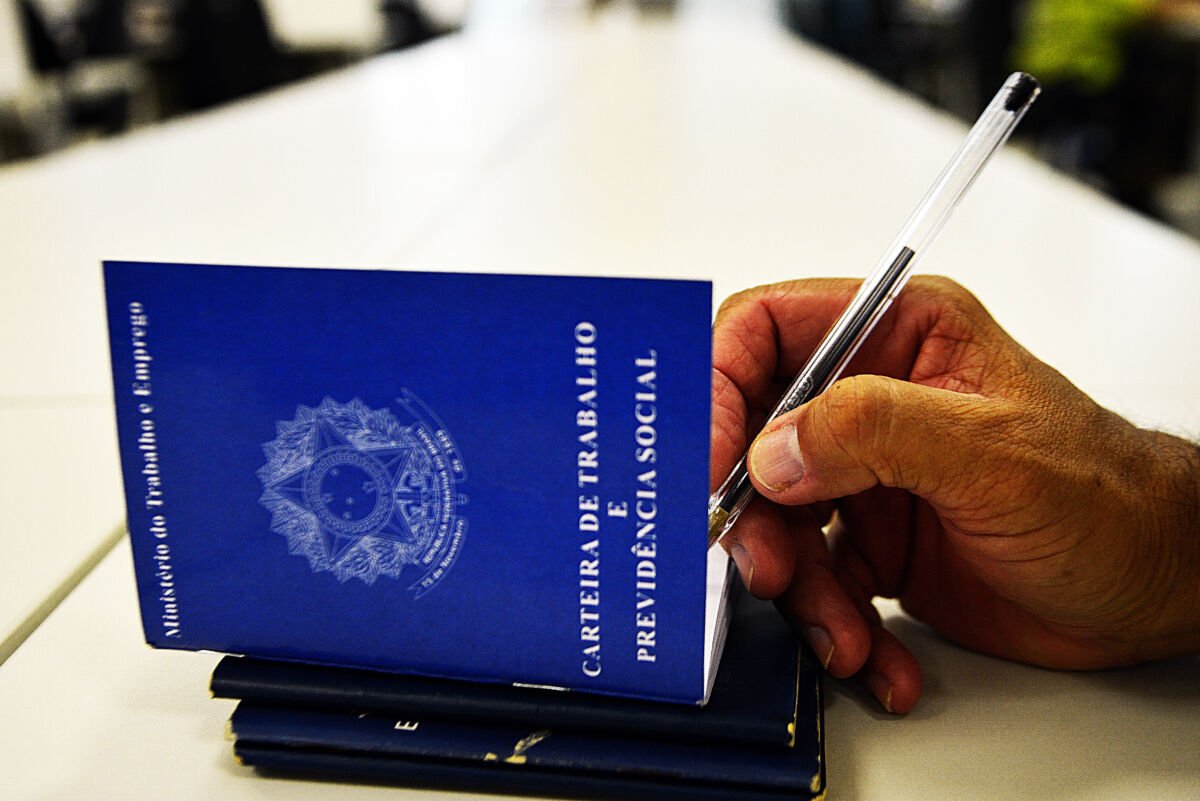 Emenda Constitucional 141 encerra escala 6x1 e estabelece nova jornada de trabalho no país
