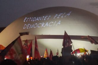 Estudantes ocupam Esplanada dos Ministérios em ato pela reeleição de Lula