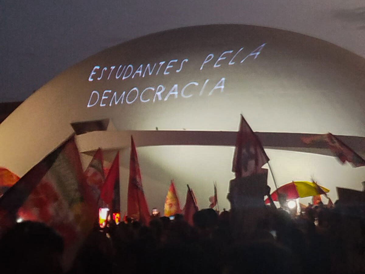 Estudantes ocupam Esplanada dos Ministérios em ato pela reeleição de Lula