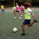 Ex-jogadoras da seleção brasileira promovem o futebol feminino em escolas públicas do Rio