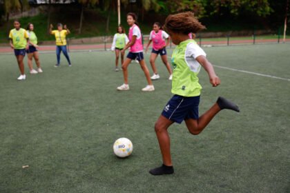 Ex-jogadoras da seleção brasileira promovem o futebol feminino em escolas públicas do Rio