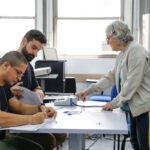 Filas de votação no Rio de Janeiro persistem por mais de duas horas após o horário oficial