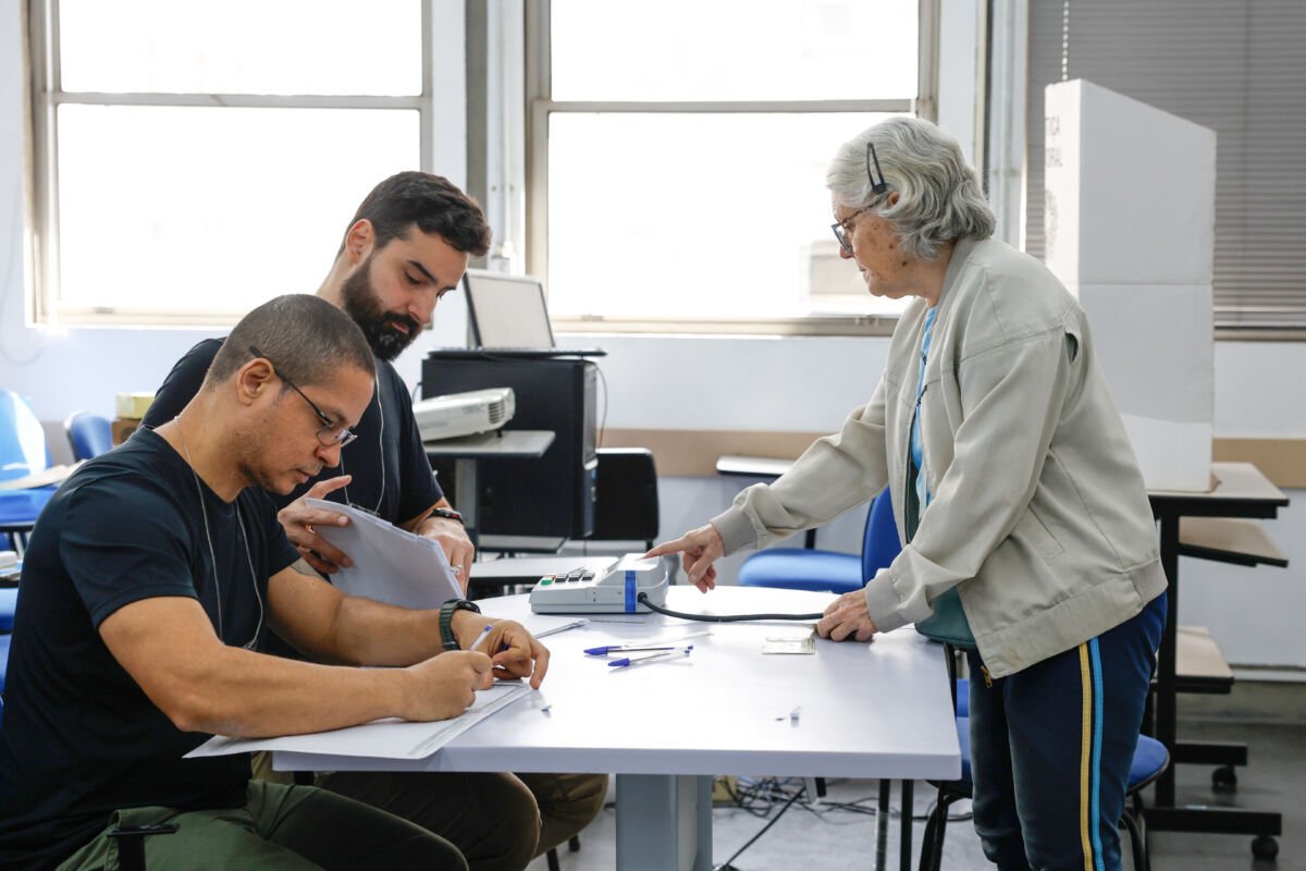 Filas de votação no Rio de Janeiro persistem por mais de duas horas após o horário oficial
