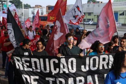 Fim da escala 6x1 repercute na imprensa global como triunfo político de Lula antes do pleito