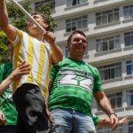 Flávio Bolsonaro acena com anistia a Jair ao discursar para apoiadores na Paulista