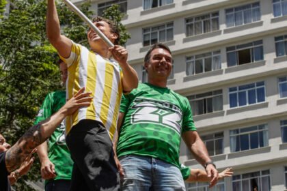 Flávio Bolsonaro acena com anistia a Jair ao discursar para apoiadores na Paulista