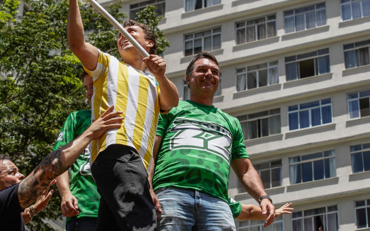 Flávio Bolsonaro acena com anistia a Jair ao discursar para apoiadores na Paulista