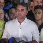Flávio Bolsonaro agradece apoio de Trump e Milei após deixar o Brasil em fuga para os EUA