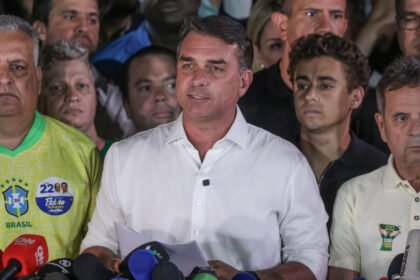 Flávio Bolsonaro agradece apoio de Trump e Milei após deixar o Brasil em fuga para os EUA