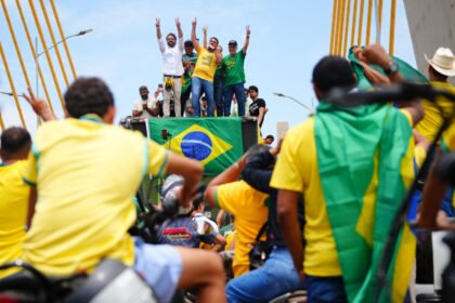 Flávio Bolsonaro aposta em motociata no Pará e isola bases bolsonaristas em atos regionais