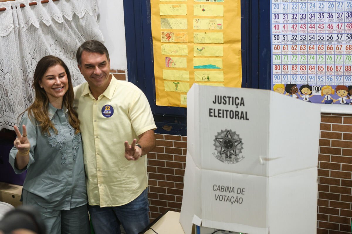 Flávio Bolsonaro aposta em plataforma contra violência e crise econômica no pleito carioca