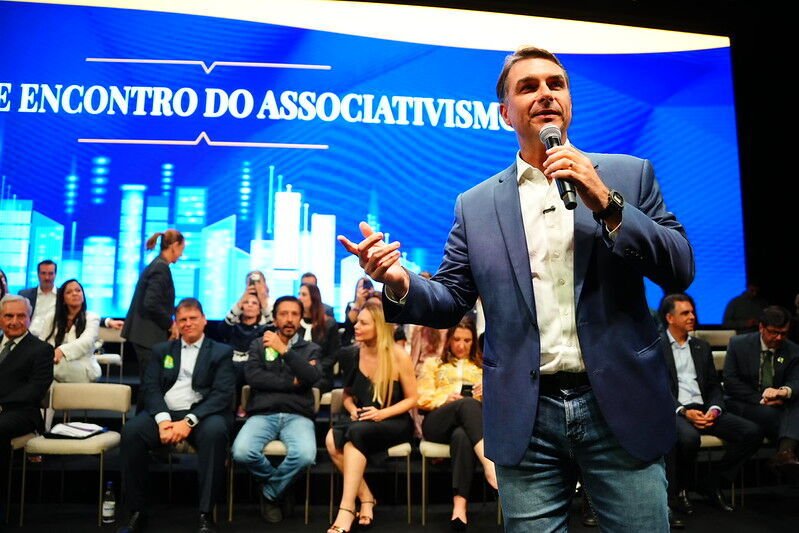 Flávio Bolsonaro articula apoios em SP após visita a Jair Bolsonaro em Brasília