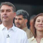 Flávio Bolsonaro comparece a missa em Brasília após autorização judicial para visitar pai