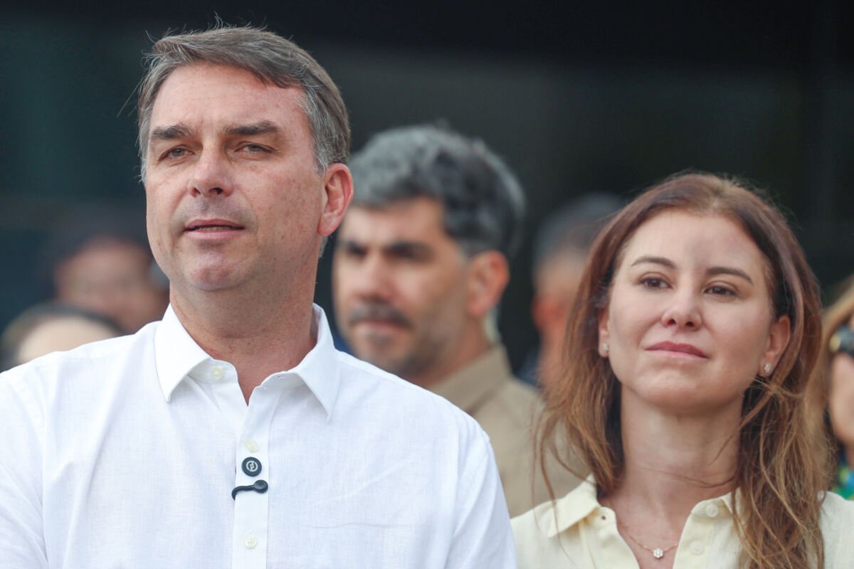 Flávio Bolsonaro comparece a missa em Brasília após autorização judicial para visitar pai