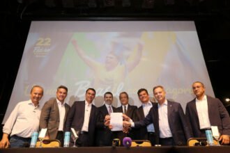 Flávio Bolsonaro consolida suporte de 14 governadores eleitos e recebe adesão de Augusto Cury