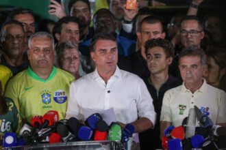 Flávio Bolsonaro contesta vitória de Lula e busca anulação do pleito no STF