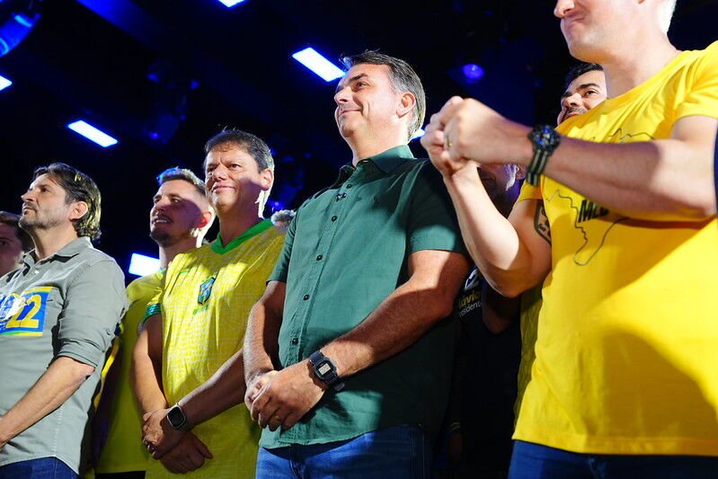 Flávio Bolsonaro e Lula intensificam embate sobre quebra de sigilos em meio à campanha
