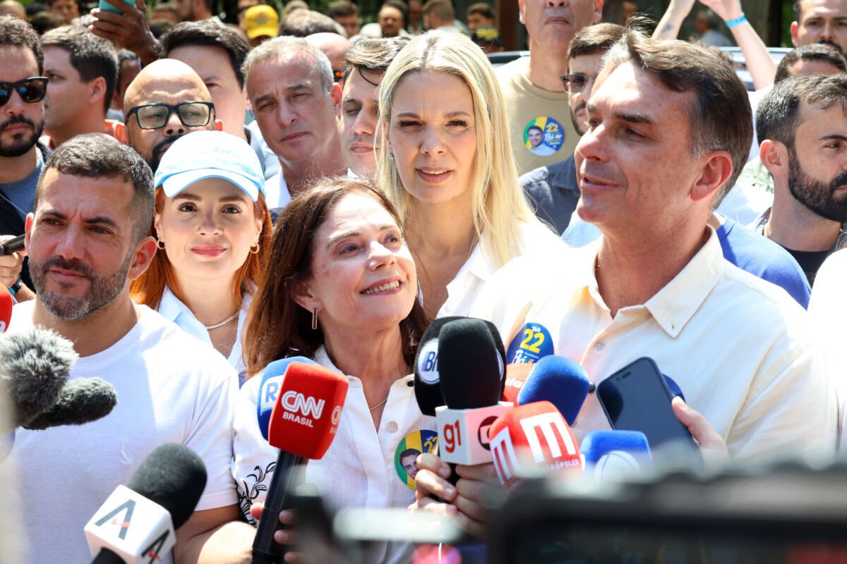 Flávio Bolsonaro garante manutenção de programas sociais em meio a críticas sobre boatos