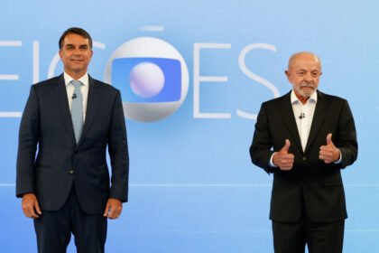 Flávio Bolsonaro pede desculpas a Lula após provocação sobre amputação em debate