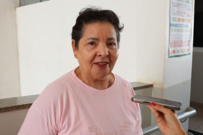 Idosos com mobilidade reduzida e jovens de primeira viagem reforçam o exercício do voto