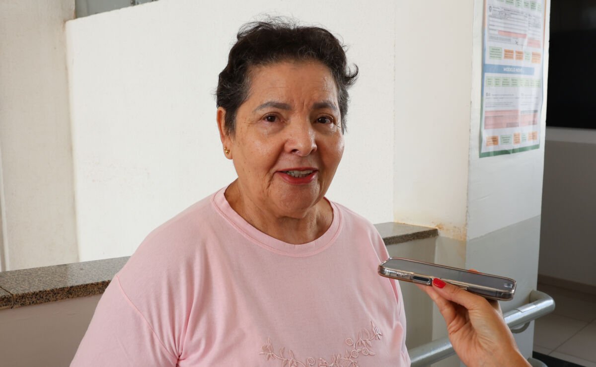 Idosos com mobilidade reduzida e jovens de primeira viagem reforçam o exercício do voto