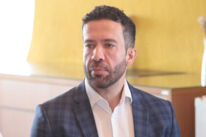 Janones denuncia censura após TSE suspender canal de WhatsApp com 3,3 milhões de pessoas
