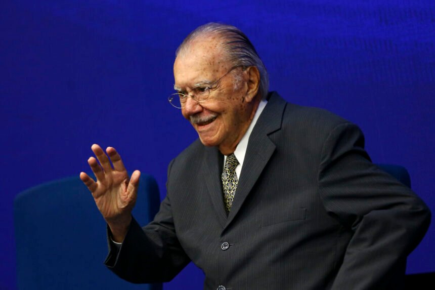 José Sarney retorna para casa após nove dias de internação hospitalar em São Luís