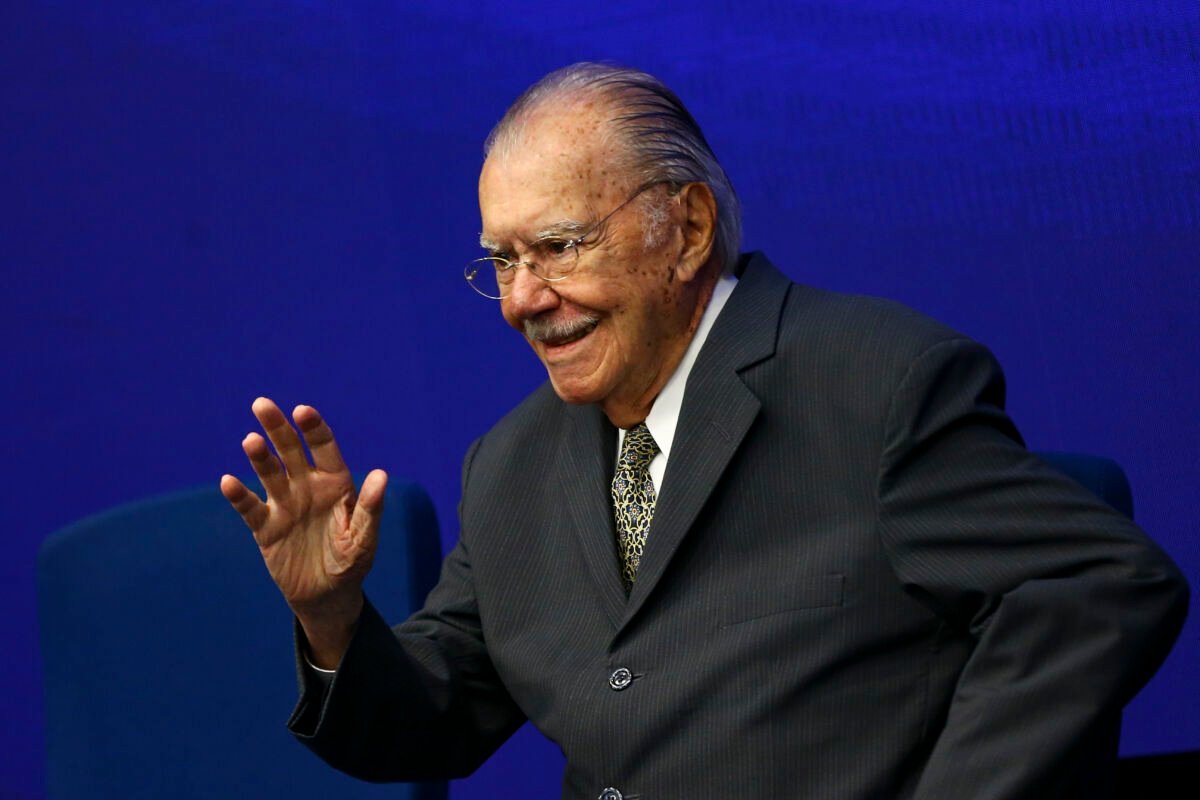 José Sarney retorna para casa após nove dias de internação hospitalar em São Luís