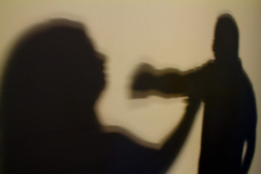 Justiça do Rio condena quatro homens a 15 anos de prisão por estupro coletivo em Copacabana