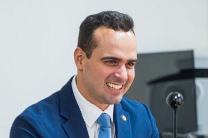 Lucas Ribeiro garante vitória no primeiro turno e é reeleito governador da Paraíba