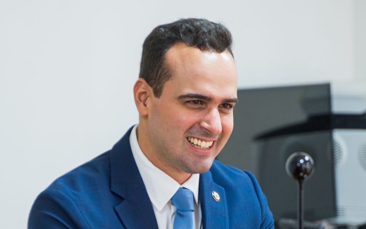 Lucas Ribeiro garante vitória no primeiro turno e é reeleito governador da Paraíba