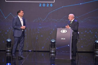 Lula e Flávio Bolsonaro protagonizam embate marcado por trocas de acusações na TV Band