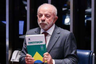 Lula usa fim da escala 6x1 como bandeira eleitoral em caminhadas por Minas Gerais