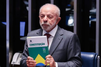 Lula usa fim da escala 6x1 como bandeira eleitoral em caminhadas por Minas Gerais