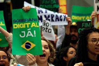 Manifestantes exigem neutralidade da Meta e do Google em ato na zona oeste de São Paulo