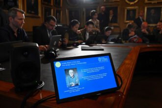 Nobel de Física de 2026 premia Francis Halzen por desvendar partículas-fantasma no gelo