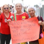 Orla de Copacabana é ocupada por manifestantes em defesa da democracia e de Lula