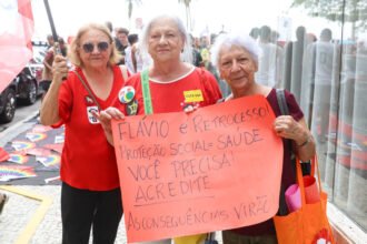 Orla de Copacabana é ocupada por manifestantes em defesa da democracia e de Lula