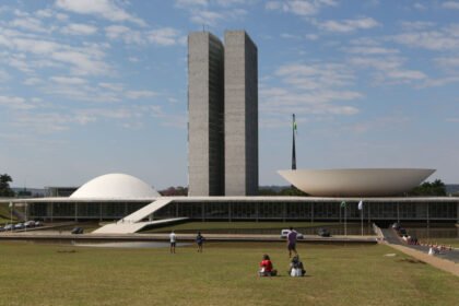 PEC do fim da escala 6x1 ganha fôlego no Senado com articulação para votação relâmpago