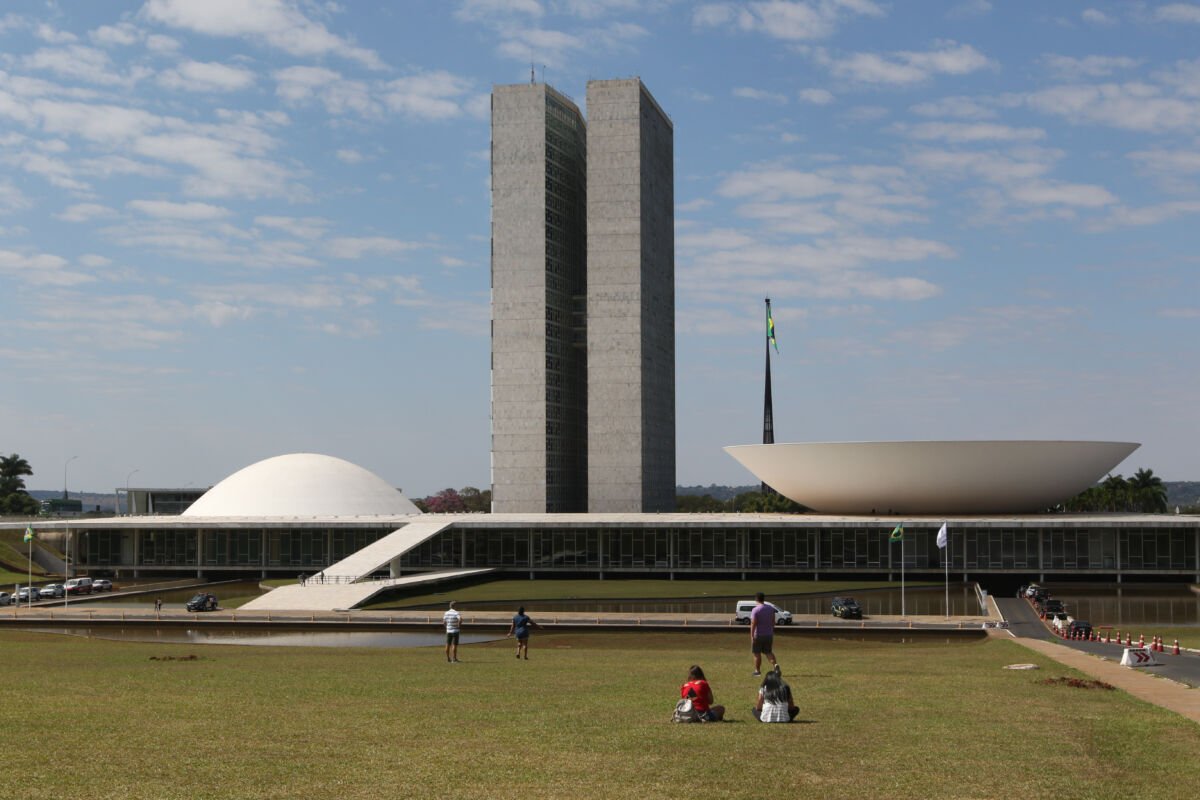 PEC do fim da escala 6x1 ganha fôlego no Senado com articulação para votação relâmpago