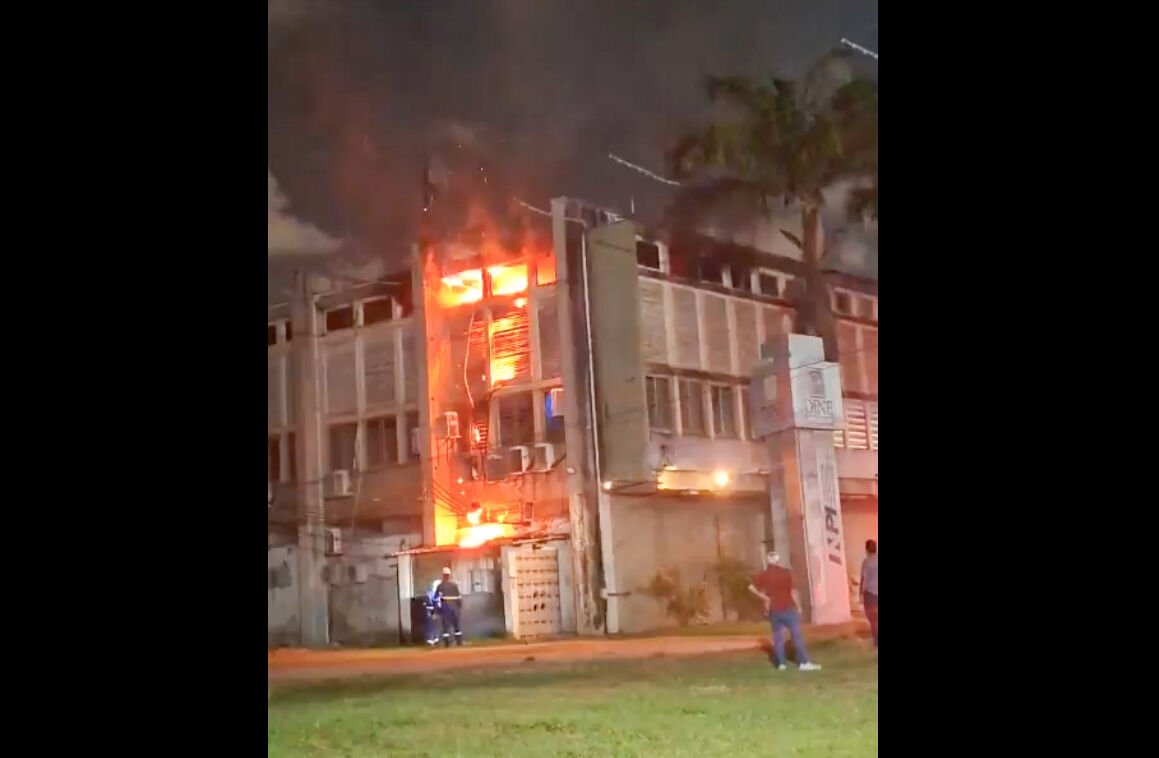 PF abre inquérito para apurar incêndio de grandes proporções na UFPE
