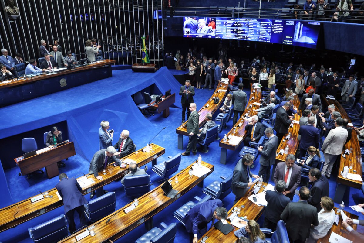 PL domina Senado e alcança 28 cadeiras após pleito que renovou dois terços da Casa
